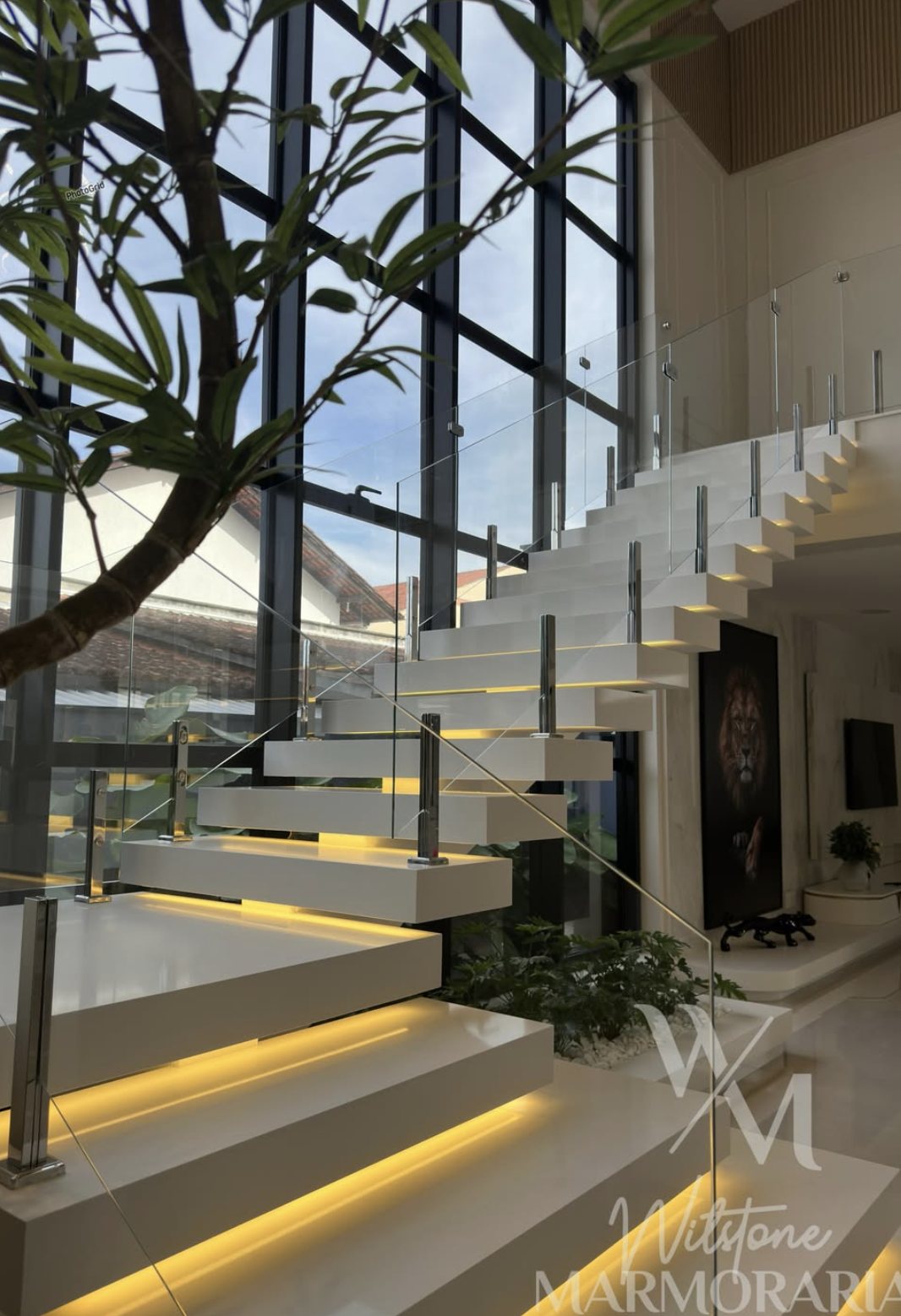 Escada de pedra com degraus em balanço e iluminação embutida em LED, executada pela Wilstone Marmoraria