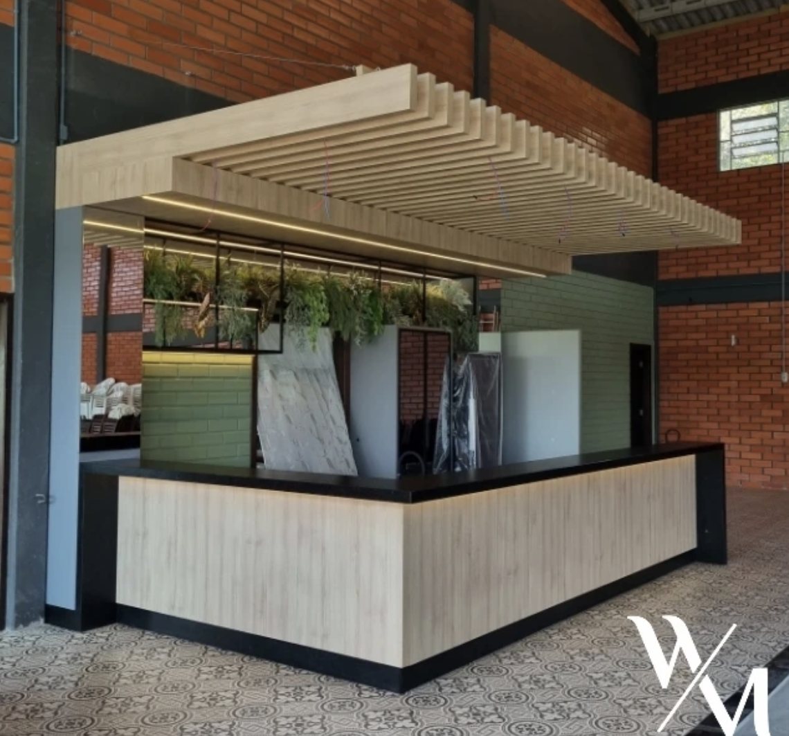 Atendimento da Wilstone Marmoraria, com balcão em madeira e chapas de pedra expostas