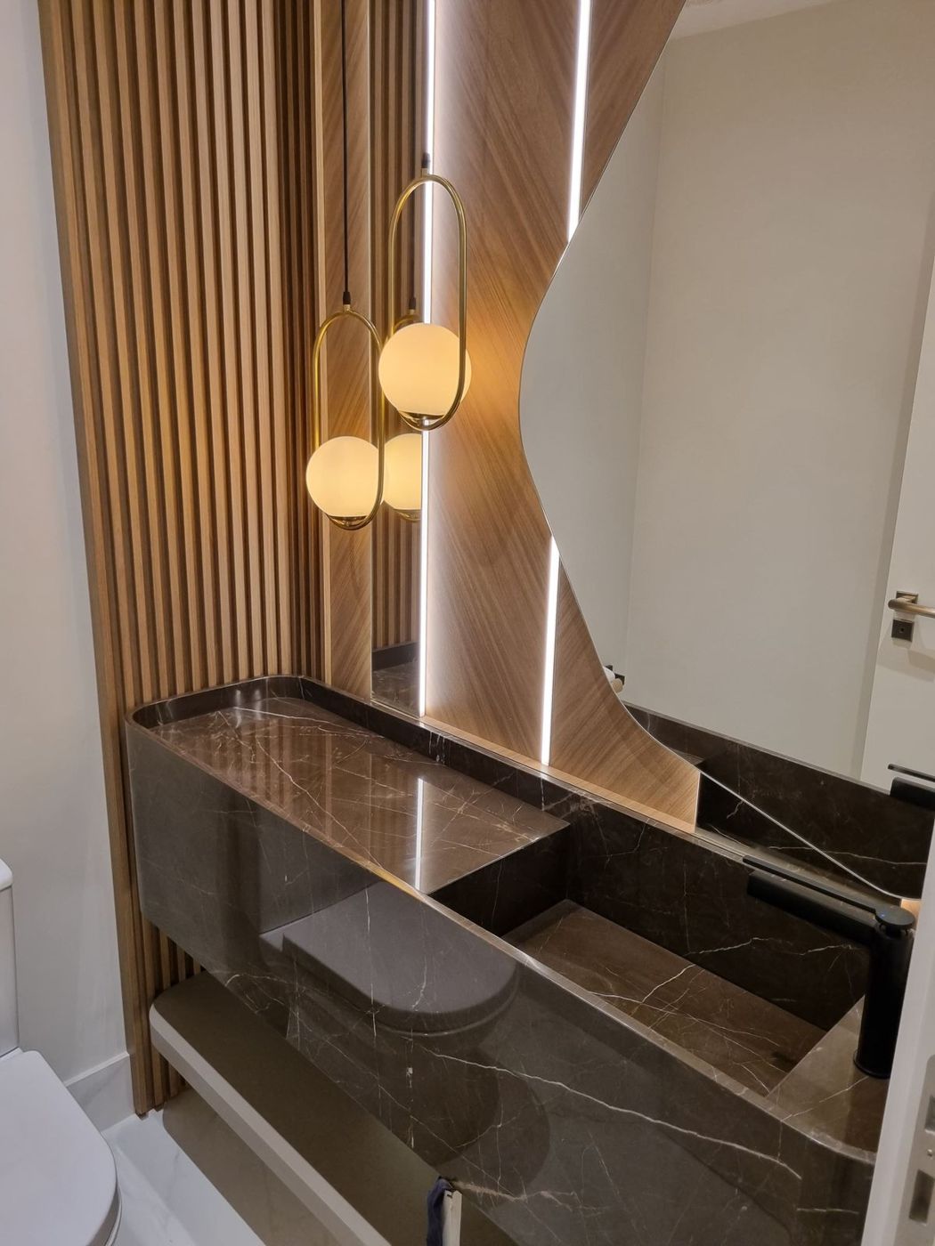 Bancada esculpida em mármore Bronze Armani