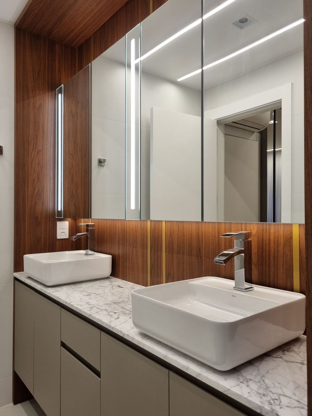 Bancada slim em mármore Carrara