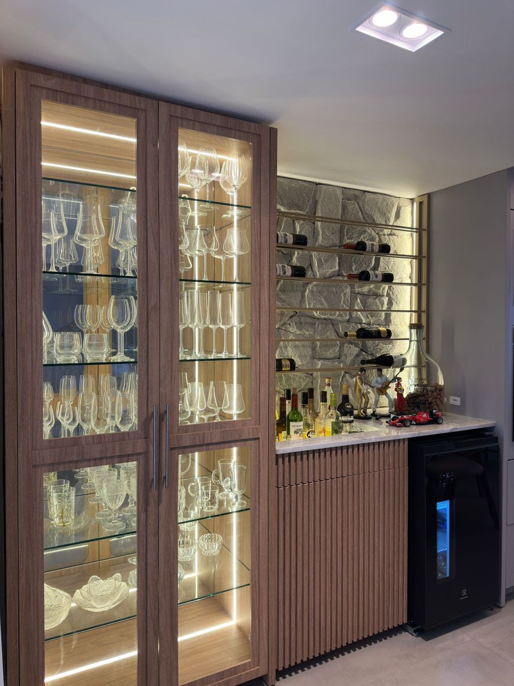 Bar, ilha e cozinha em mármore branco Paraná Milano