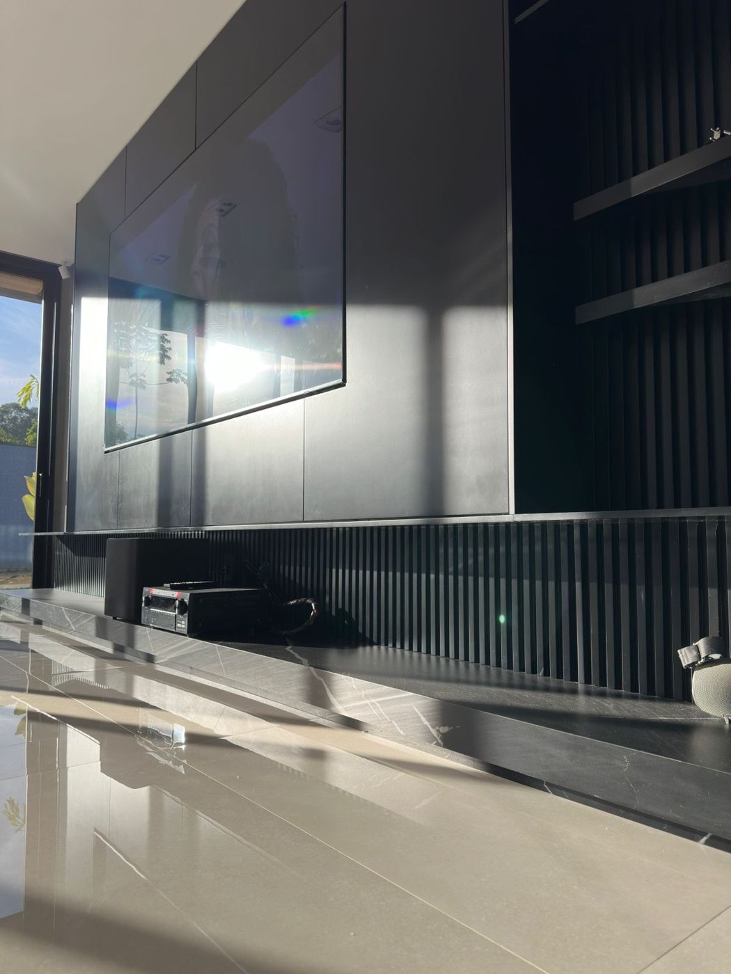 Painel de TV em ultracompacto black